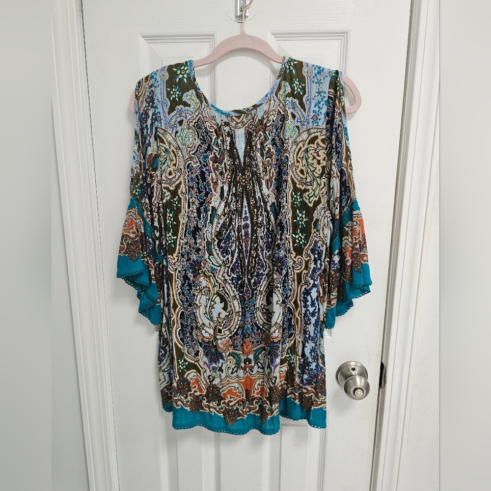 LIKE NEW COLD SHOULDER BLOUSE
